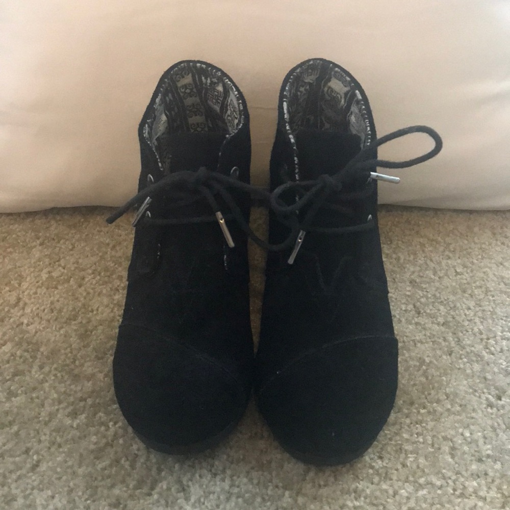 Toms black wedges